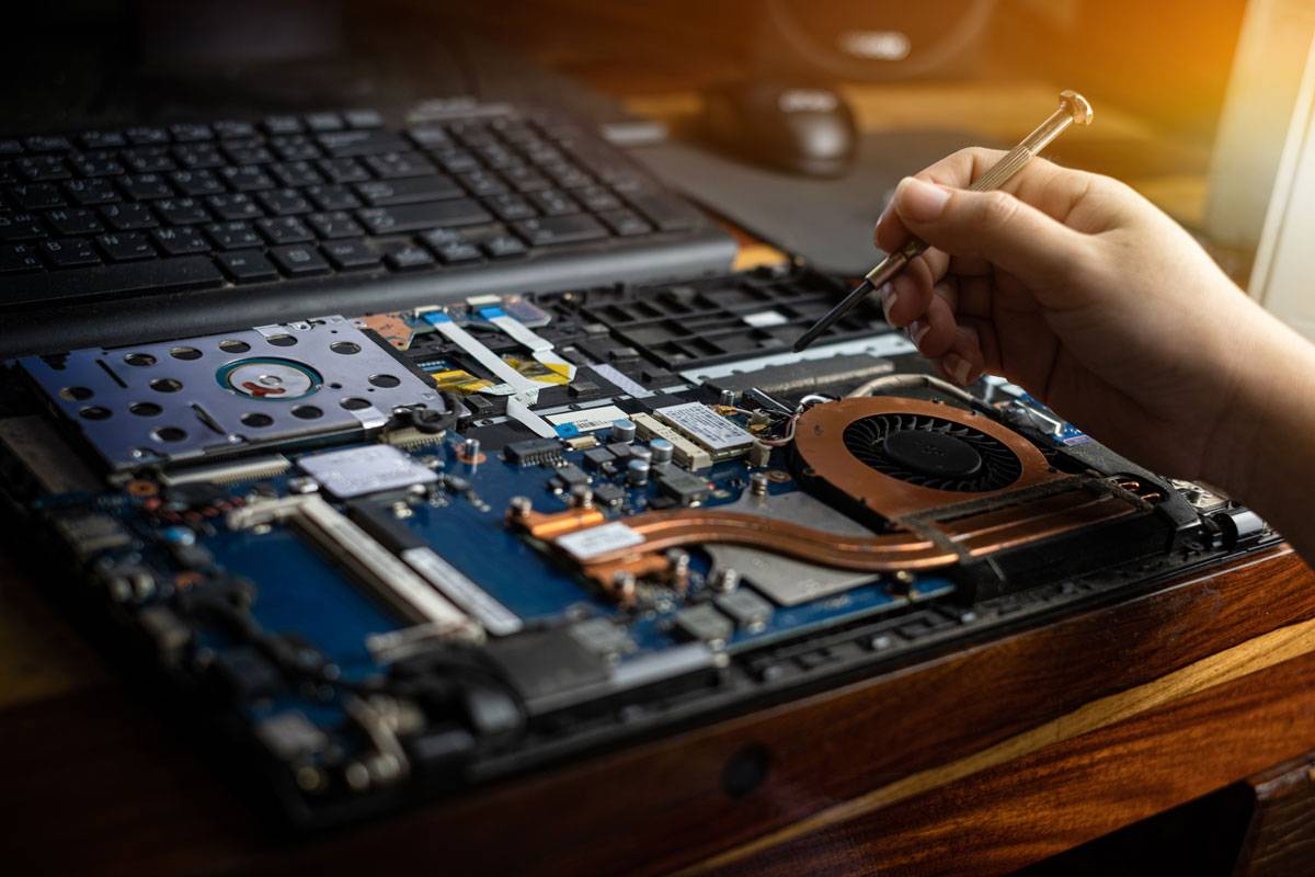 Joé Piveteau en action pour un dépannage informatique
