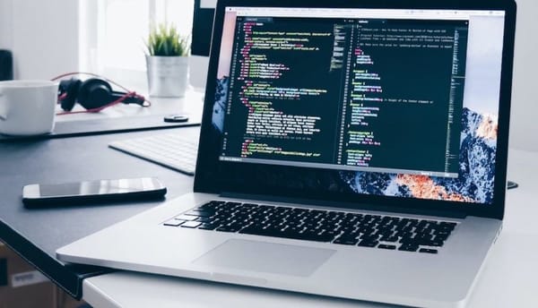Image d'un pc avec un éditeur de code (développement web)