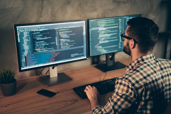 Image d'un développeur web entrain de travailler